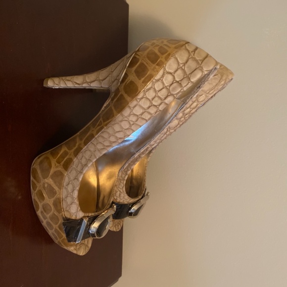 Guess Heels - Picture 2 of 3